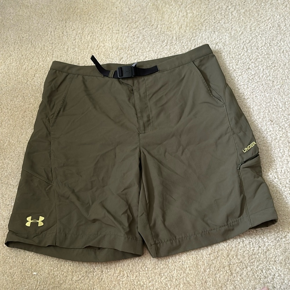 Under Armour men’s belted cargo shorts LARGE